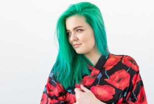 Mint green hair is in fashion!  See how to join the trend