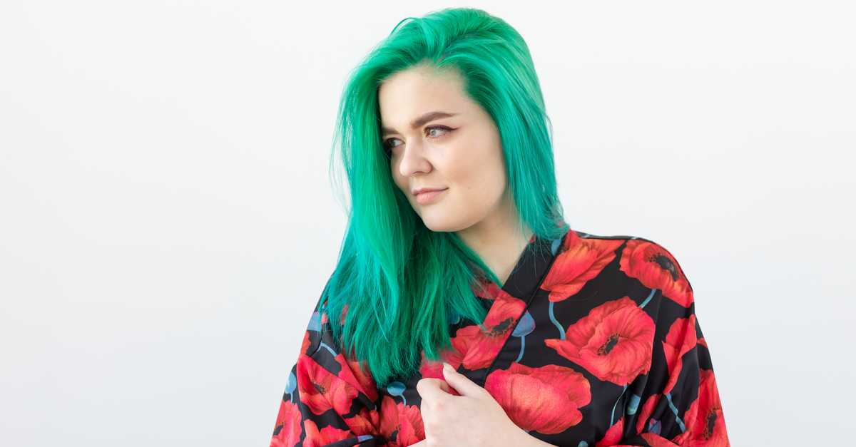 Mint green hair is in fashion!  See how to join the trend