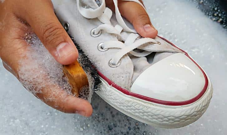5 tricks for cleaning white sneakers and tips on how to store them