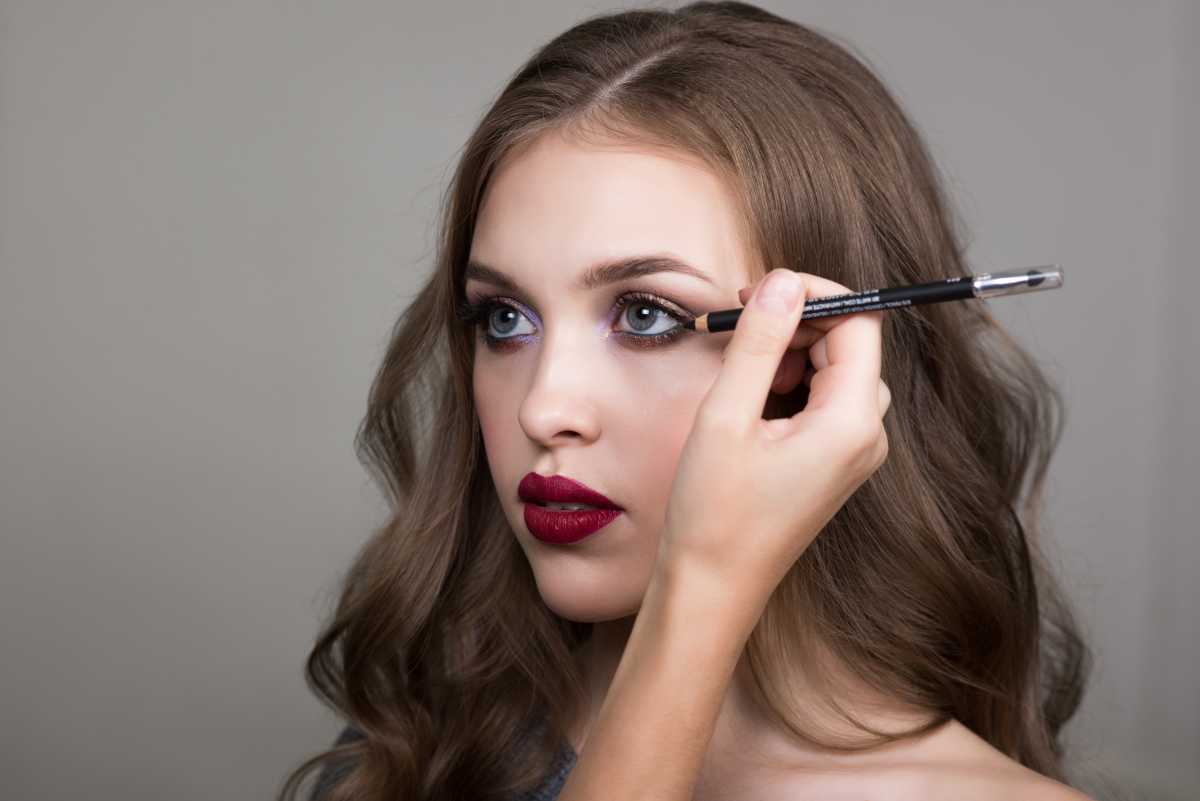 Black eyeliner is a true makeup classic, but you don't need to be very careful, as the product can make you look aged and tired when used incorrectly.