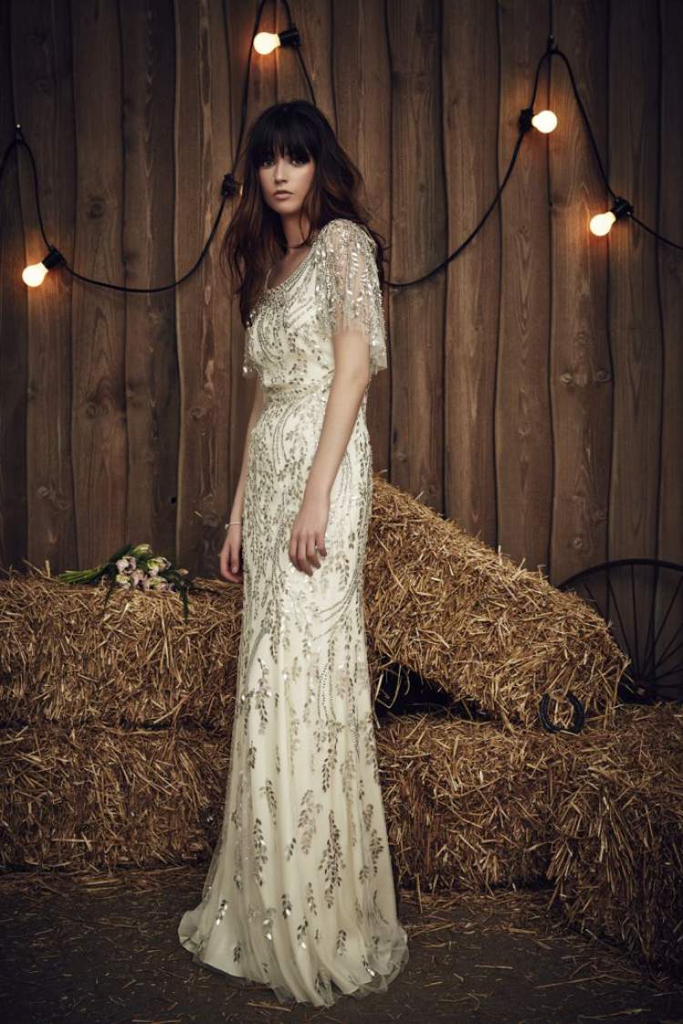 vestido de novia con transparencias y bordado con pedrería