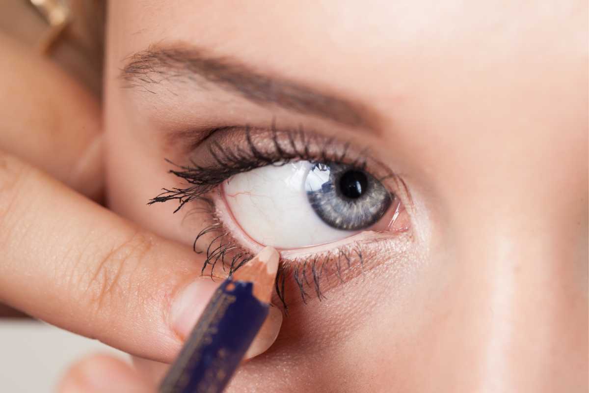 Beige pencil on the waterline in makeup for photos