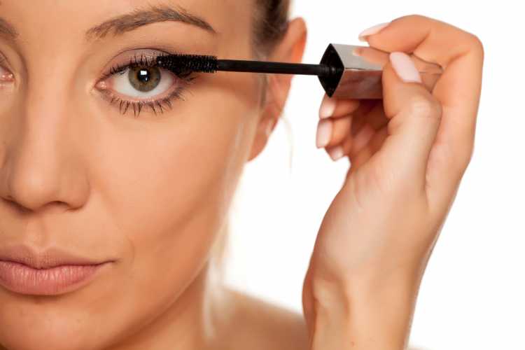 Eyelash mascara is one of the tricks for perfect Carnival makeup