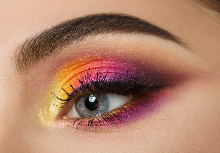 eyeshadow is one of the tricks for perfect Carnival makeup