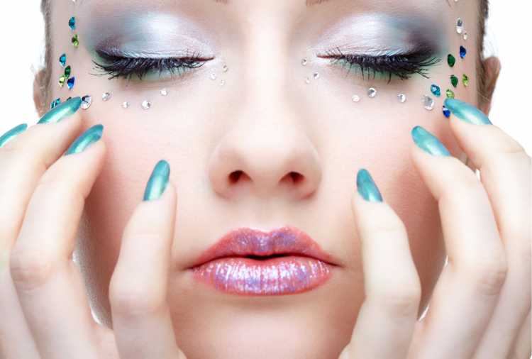 Gluing crystals correctly is one of the tricks for perfect Carnival makeup