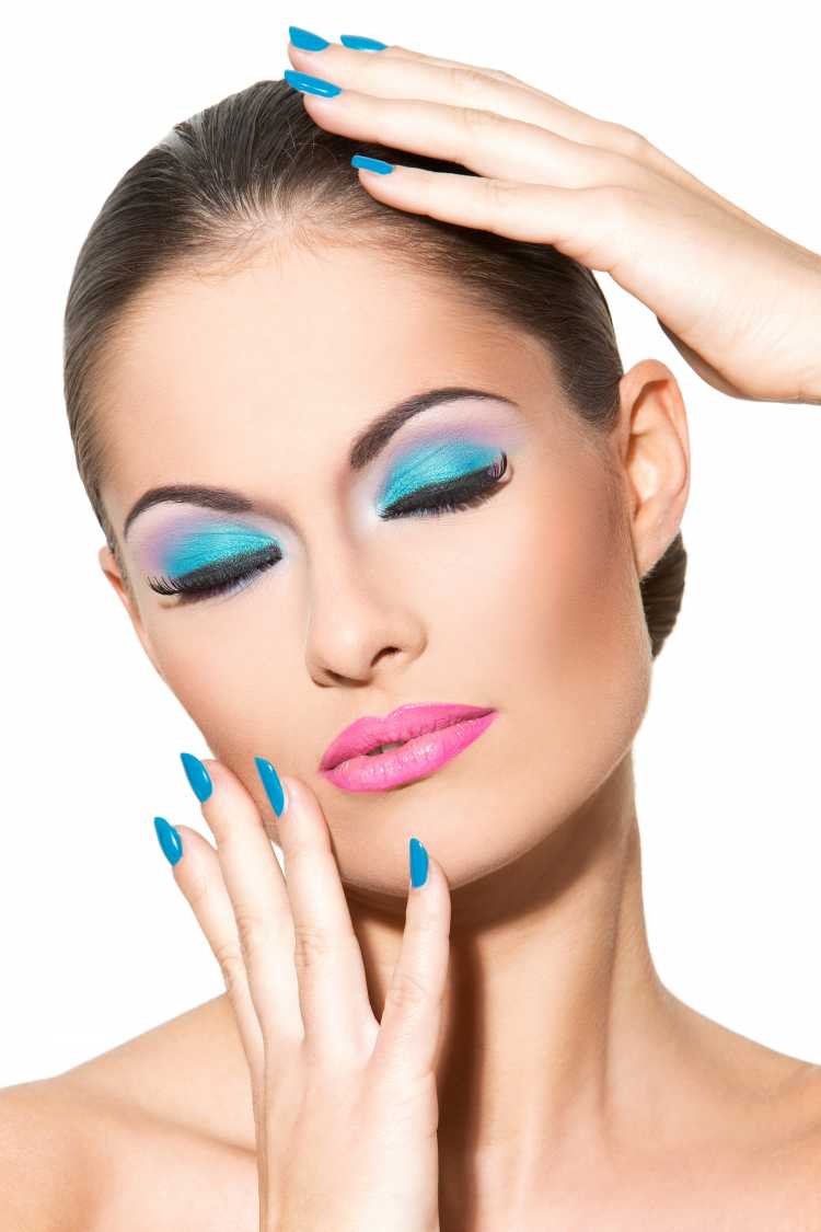 Applying eyeshadow correctly is one of the tricks for perfect Carnival makeup