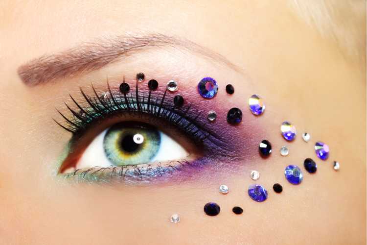 Pasting crystals is one of the tricks for perfect Carnival makeup