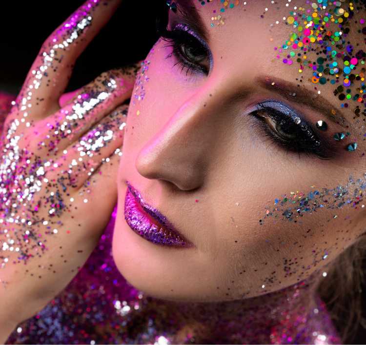 Glitter makeup is one of the trends for carnival makeup in 2019