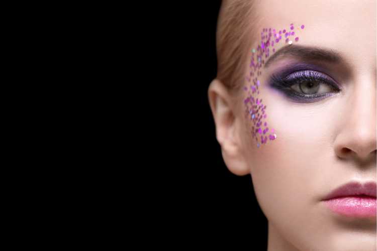 Lavender eyeshadow is one of the trends for carnival makeup in 2019