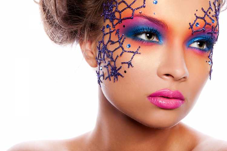 Makeup with stickers is one of the trends for carnival makeup in 2019