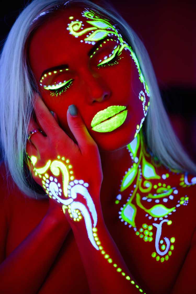 Neon makeup is one of the trends for carnival makeup in 2019