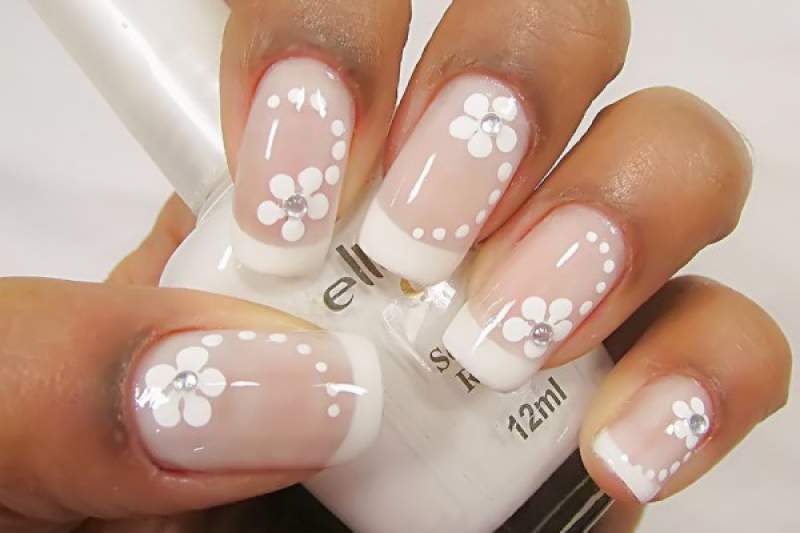 nail decoration with flowers and francesinha