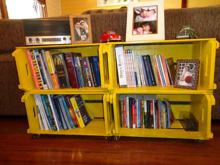 improvised bookshelf to decorate a rented apartment