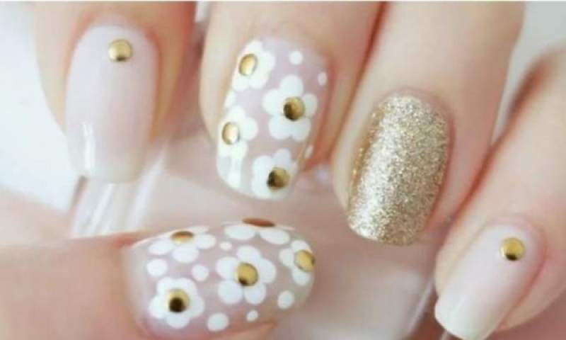 nail design decorated with flowers