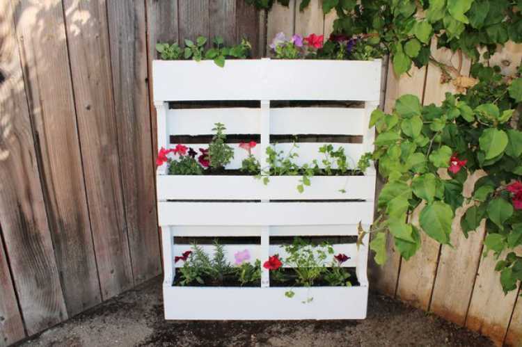 Garden decoration with pallets