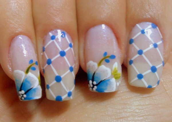 nail decoration with flowers