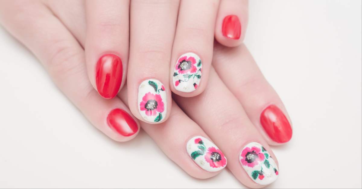 Nails decorated with flowers step by step