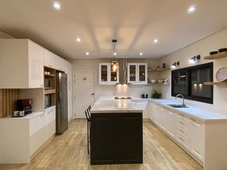 Large American kitchen with island in the middle.