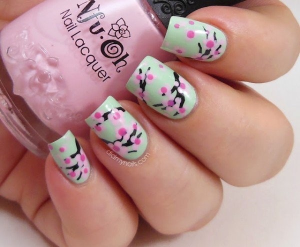 Nails with floral decoration