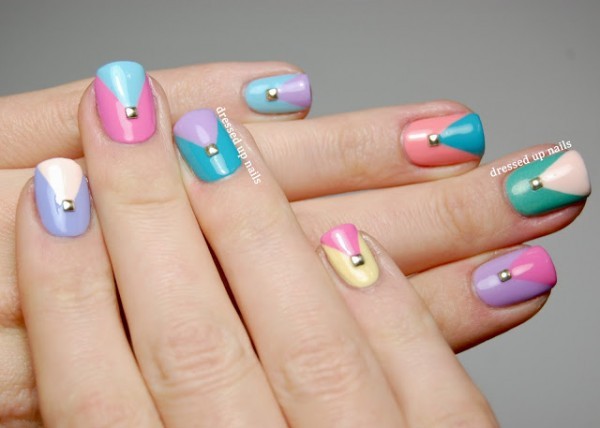 Nails decorated with soft and delicate colors