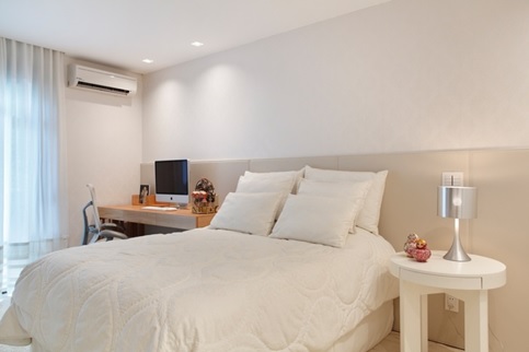 light tones on the wall of the small bedroom