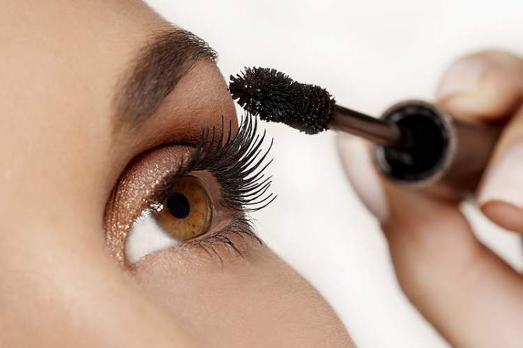 Black mascara in makeup makeup for those with small eyes