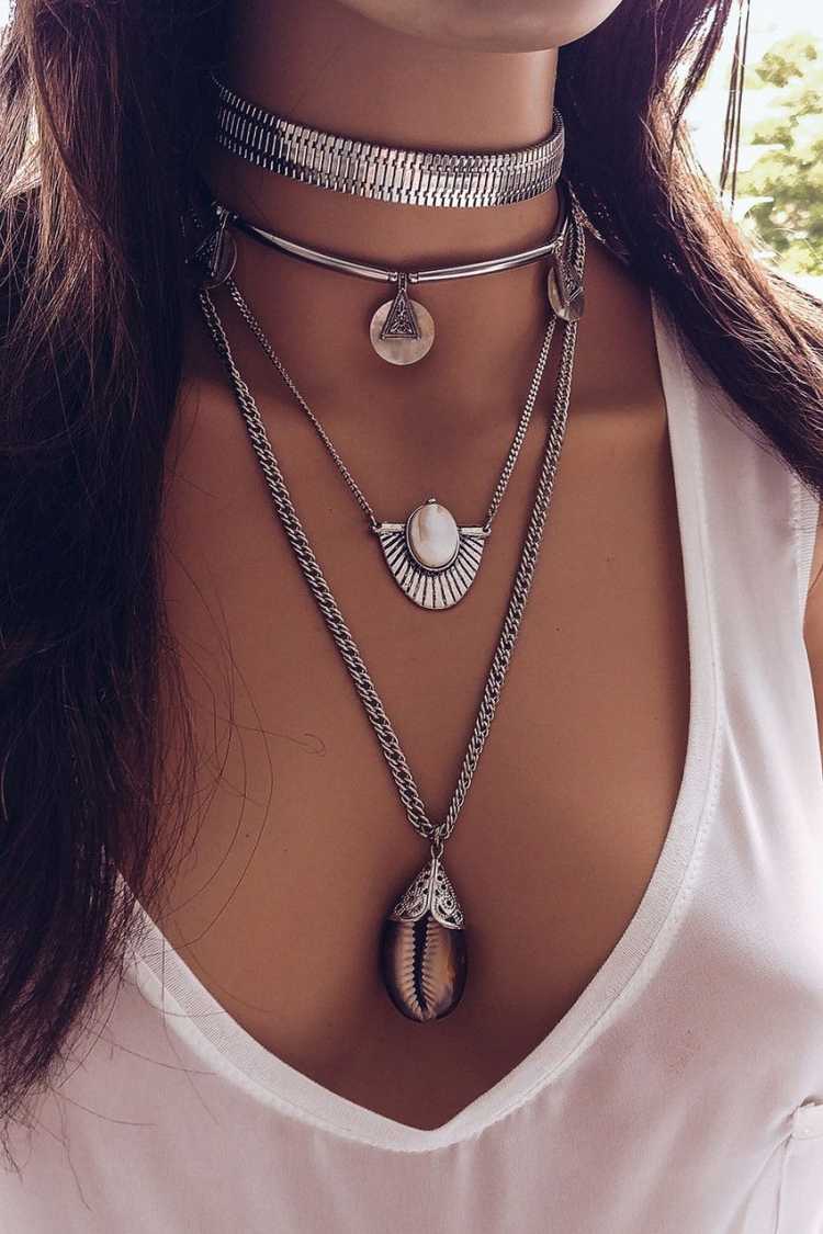 Composition with several necklaces is one of the trends in semi-jewelry in summer 2019