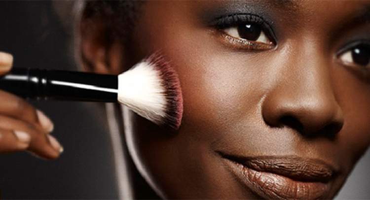 Blush in makeup for those with dark skin