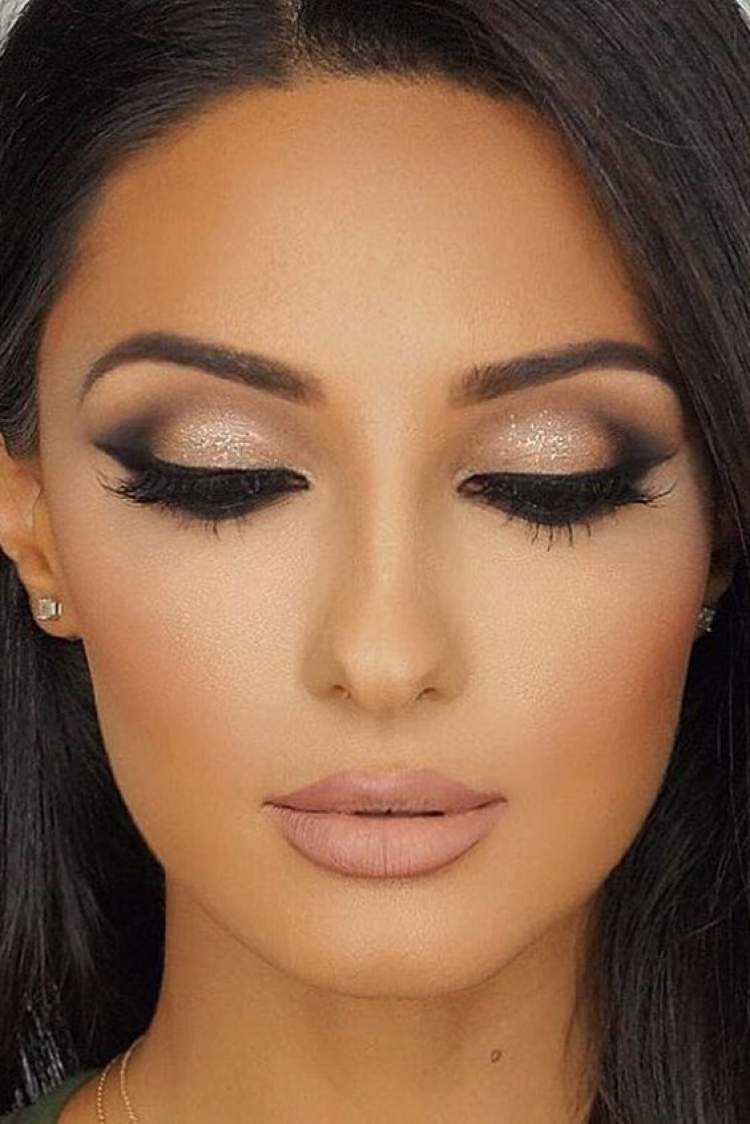 Discreet makeup with sandy eyeshadow and nude lips