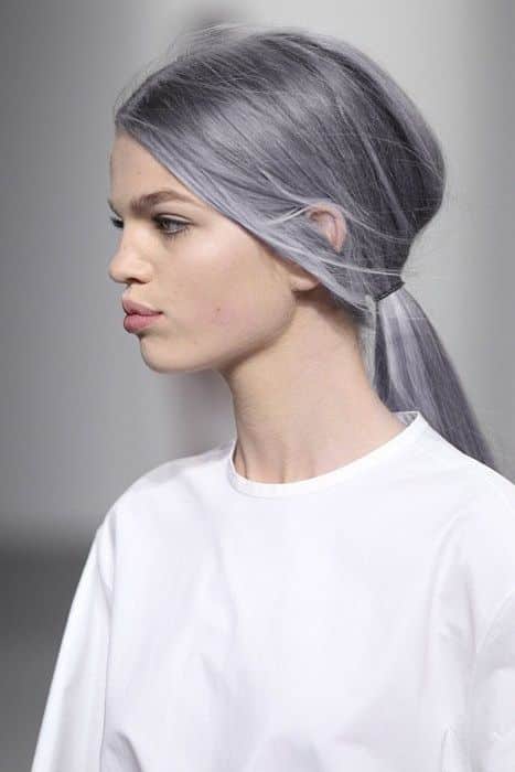 Steel hair: discover this soft blonde tone that is trending