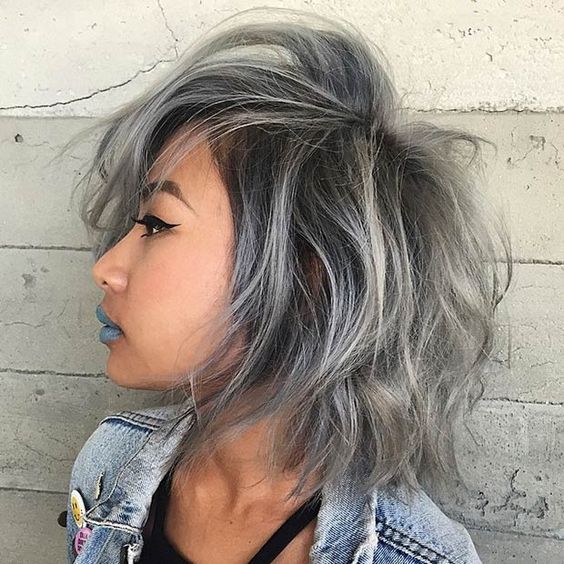 Steel hair: discover this soft blonde tone that is trending