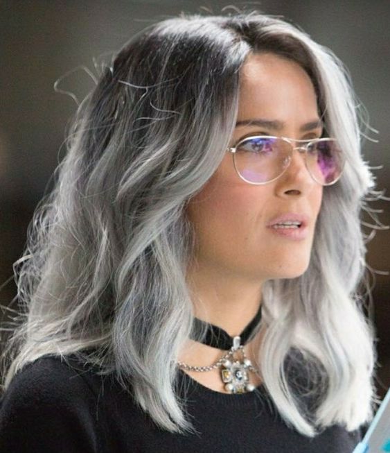 Steel hair: discover this soft blonde tone that is trending