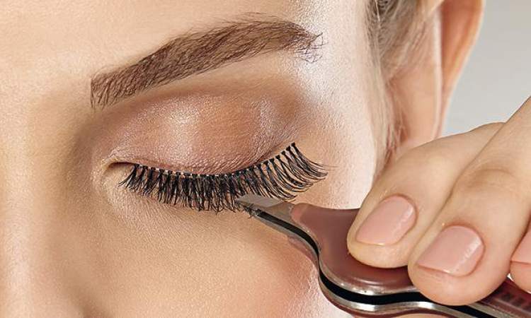 False eyelashes with spacing between the bristles