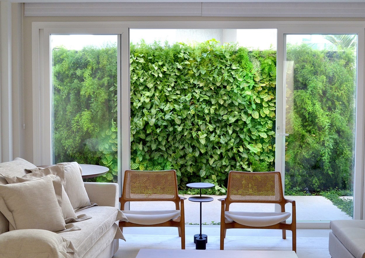 Vertical garden: 50 inspiring models for indoors and outdoors