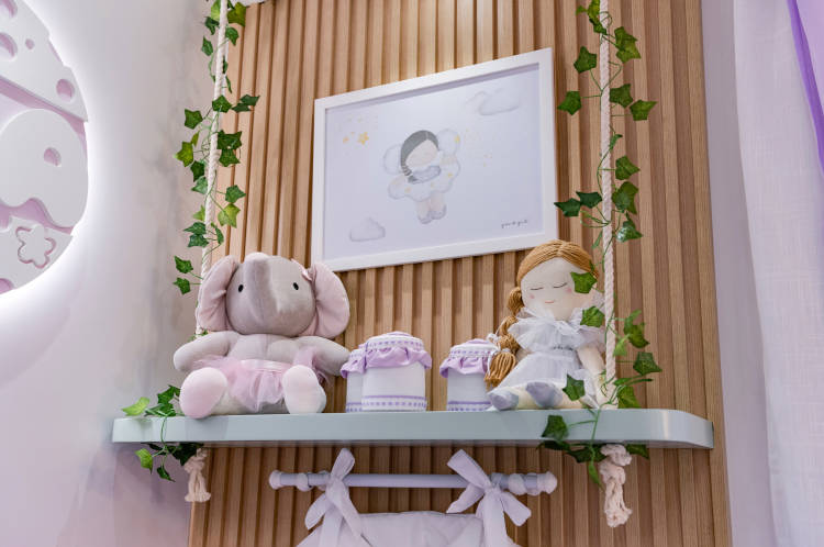 Shelf with teddy bears.