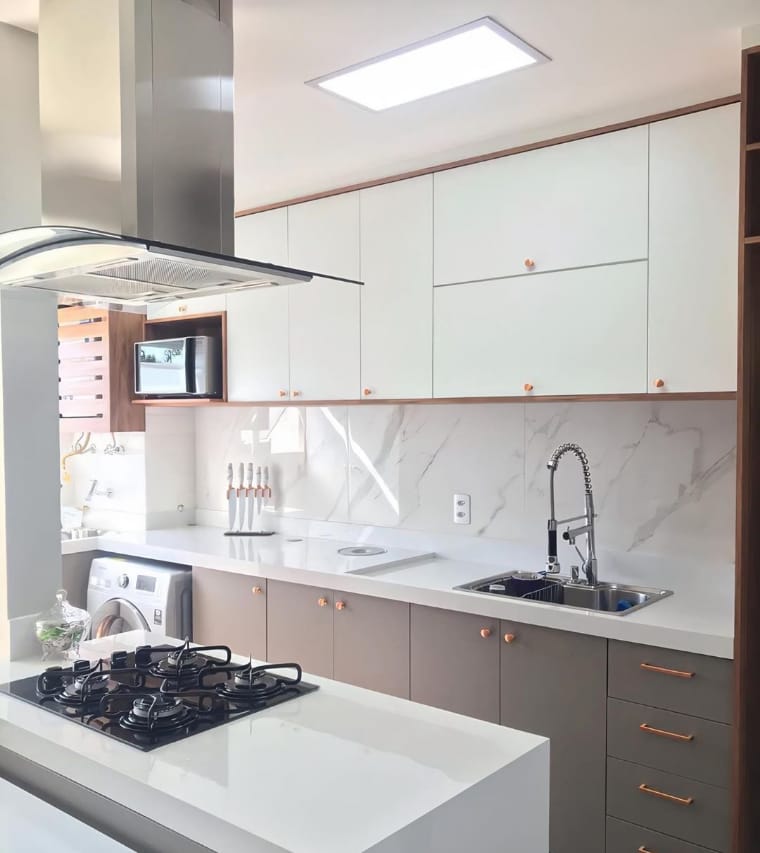 Kitchen with porcelain tiles