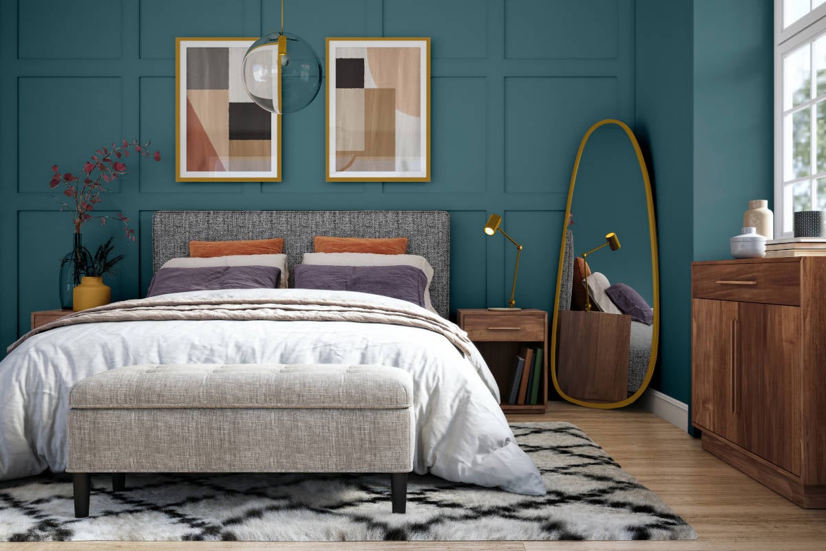 Double bedroom with wall in the color of the year 2023 by Tintas Renner by PPG: Vining Ivy.