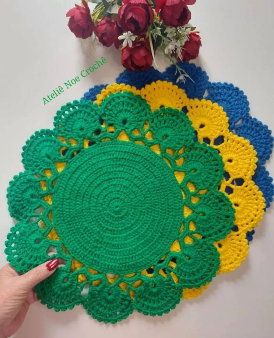 Crochet placemat to decorate the World Cup.