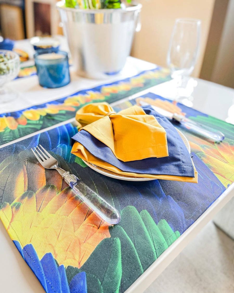 Table decorated in blue and yellow.