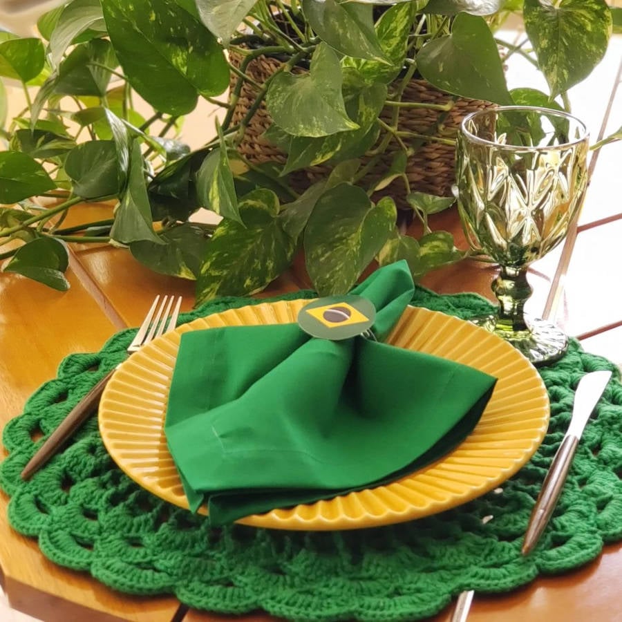 Table with decoration for the pantry in green and yellow.