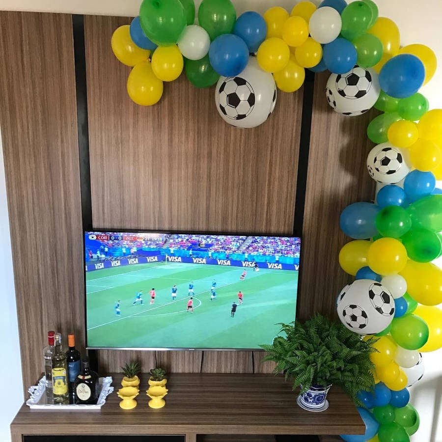 Green, yellow and blue decoration with balloons.