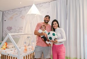 Weverton, goleiro da seleção brasileira, no quarto do filho com a esposa.