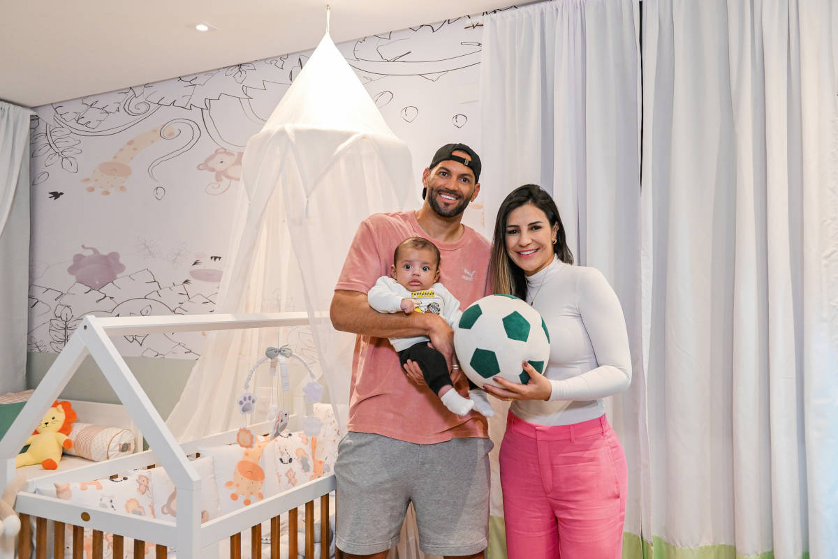 Weverton, goleiro da seleção brasileira, no quarto do filho com a esposa.