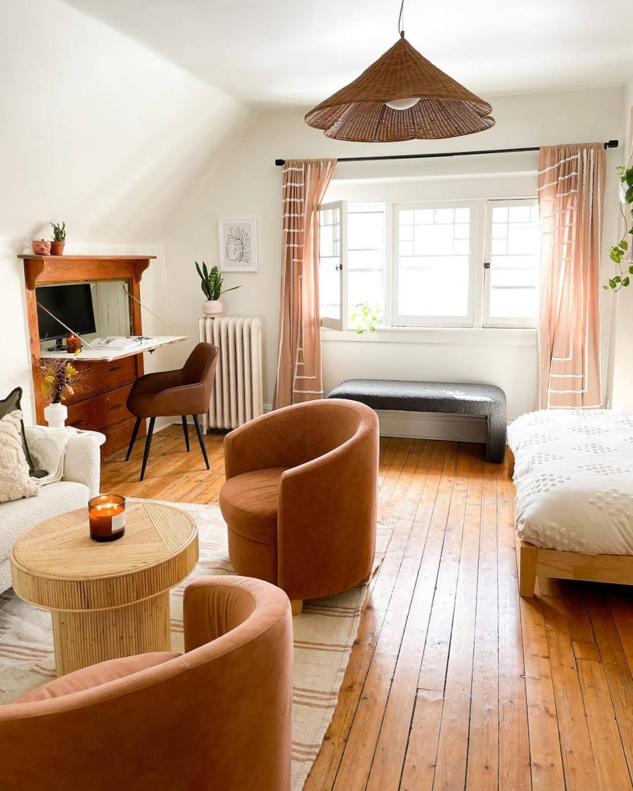 Studio with parquet floors and decoration in earthy tones.