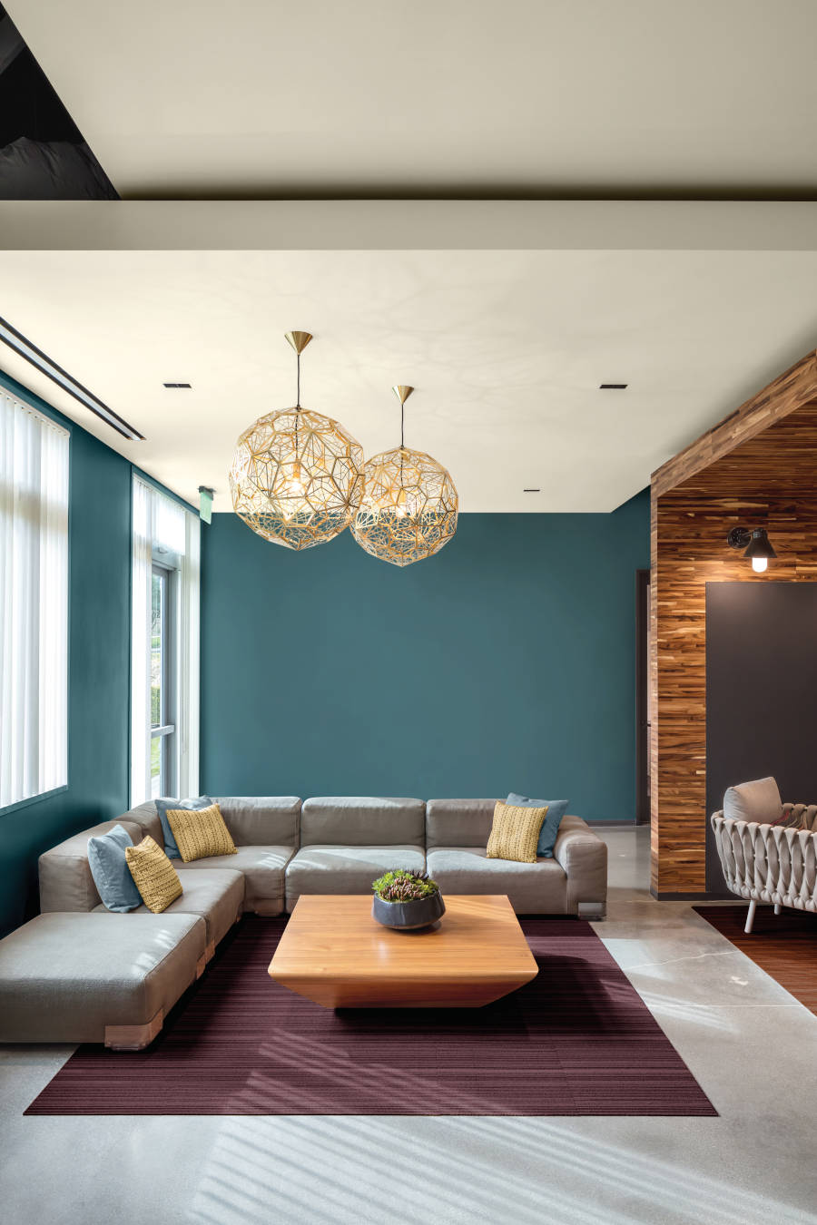 Living room with wall in the color of the year 2023 by Tintas Renner by PPG.