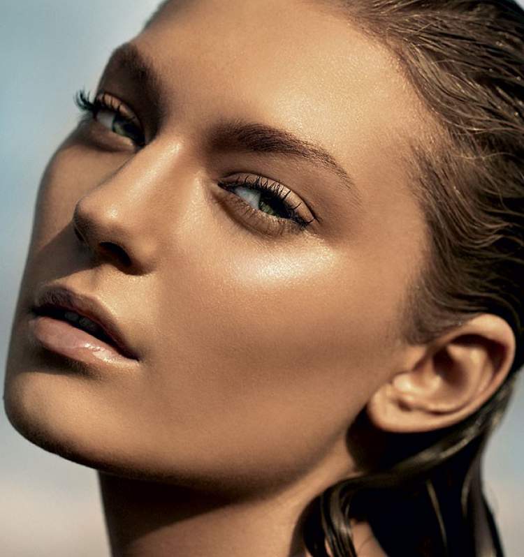 Foundation and powder with a shiny effect is one of the makeup tricks that drives men crazy