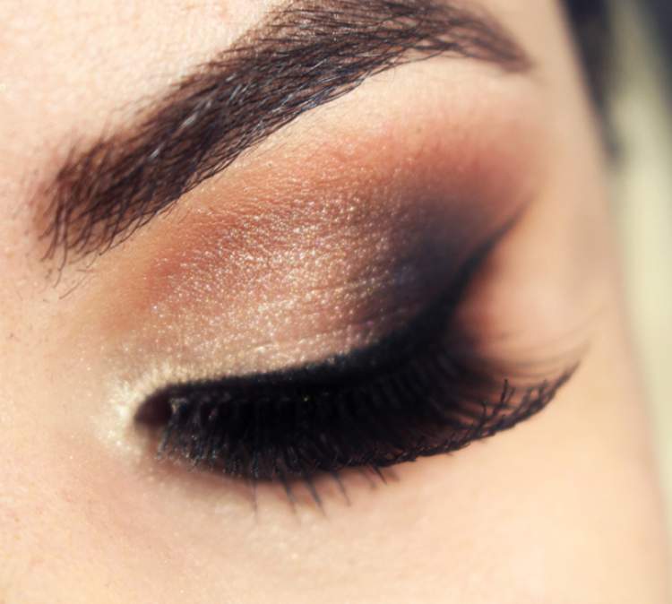 Smokey eyes are one of the makeup tricks that drive men crazy