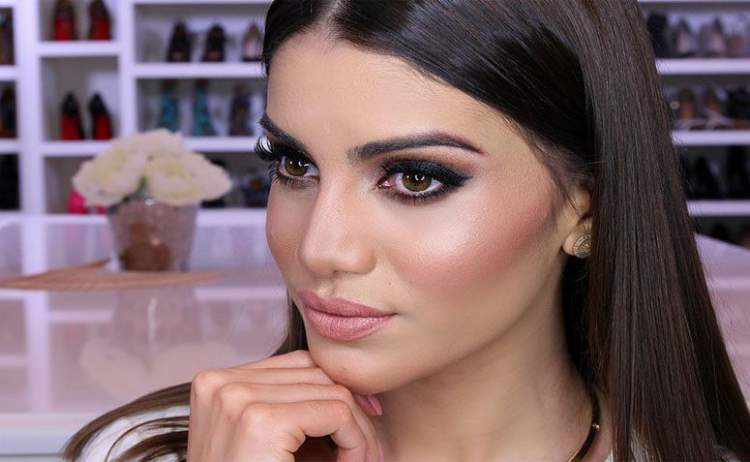 Using highlighter is one of the makeup tricks that drives men crazy