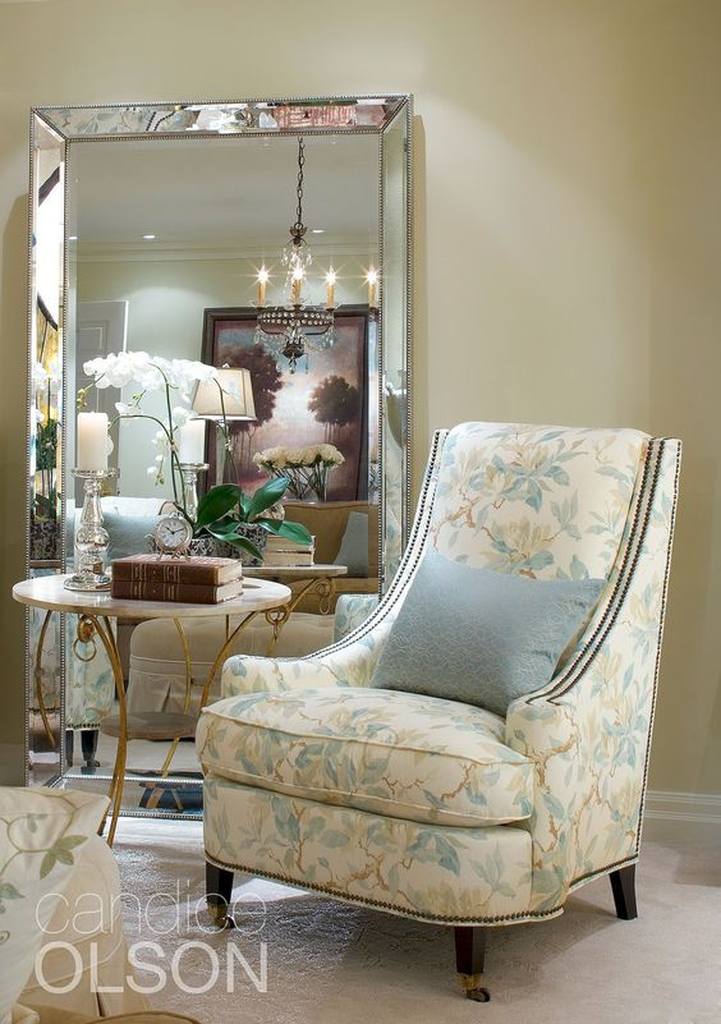 mirror in the elegance room