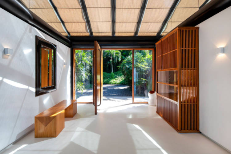 entrance hall of the mansion where Justin stayed during Rock in Rio.